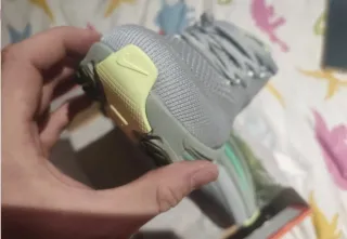 Nike Vomero 18 Talla 43 Gris/Verde