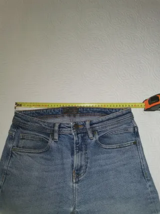 Pantalón vaquero y camiseta chico