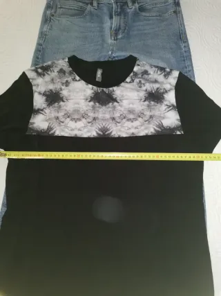 Pantalón vaquero y camiseta chico