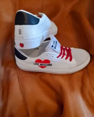 Tênis Love Moschino Branco e Vermelho Varios taman