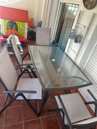 Mesa de jardín cristal y 4 sillas plegables