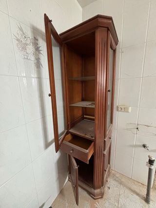 Armadio in legno con ante a vetro e cassetti