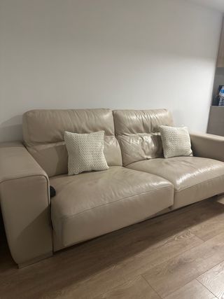 Sofá de piel beige con motor y mando Urge venta