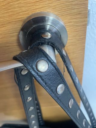 Bolso grande negro con tachuelas