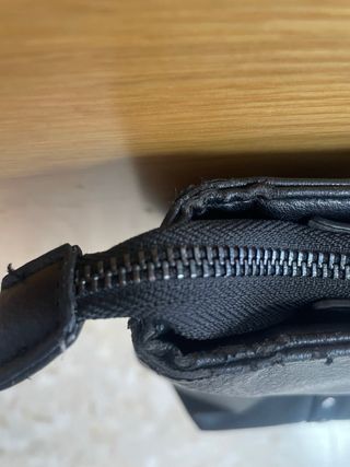 Bolso grande negro con tachuelas