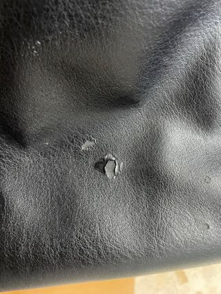 Bolso grande negro con tachuelas