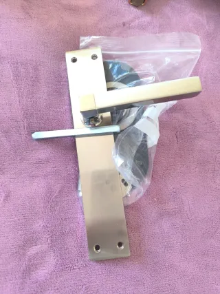 Cerradura de seguridad MCM con 3 llaves y pomo .