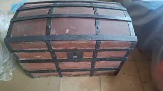 Baúl antiguo pequeño madera y metal