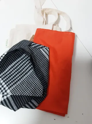 Lotto 11 cappelli, 2 sciarpe e borsa in tessuto