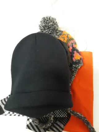 Lotto 11 cappelli, 2 sciarpe e borsa in tessuto