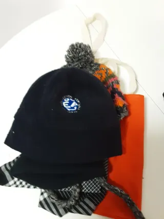 Lotto 11 cappelli, 2 sciarpe e borsa in tessuto