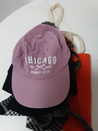 Lotto 11 cappelli, 2 sciarpe e borsa in tessuto