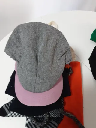 Lotto 11 cappelli, 2 sciarpe e borsa in tessuto