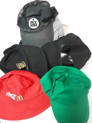 Lotto 11 cappelli, 2 sciarpe e borsa in tessuto