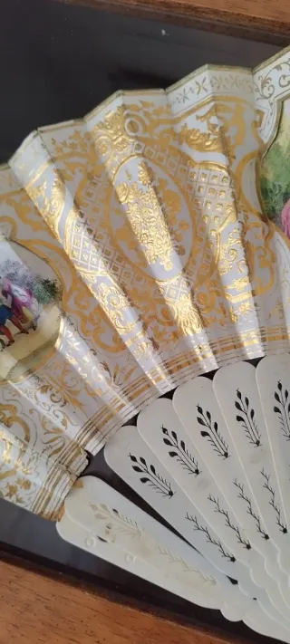 Abanico antiguo isabelino decorado