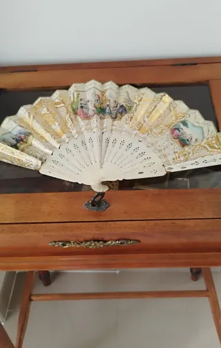 Abanico antiguo isabelino decorado