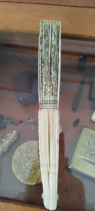 Abanico antiguo isabelino decorado