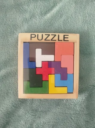 Puzzle de madera con piezas de colores