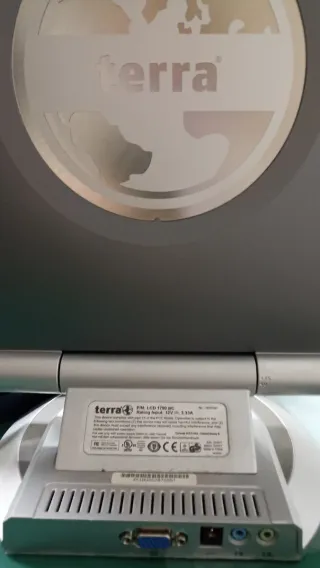 Monitor Terra gris y plateado