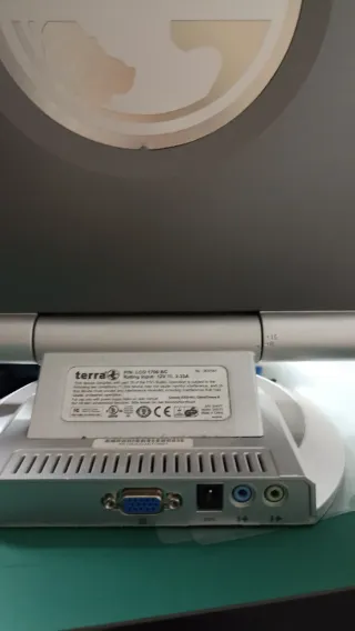 Monitor Terra gris y plateado