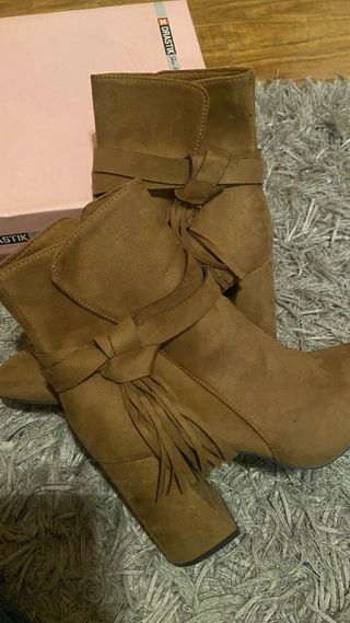Botines de mujer marrones con flecos
