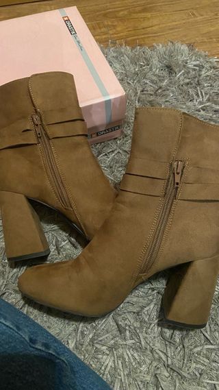 Botines de mujer marrones con flecos