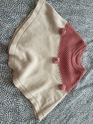 Poncho de punto beige y rosa