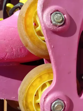 Patines rosas y casco de protección