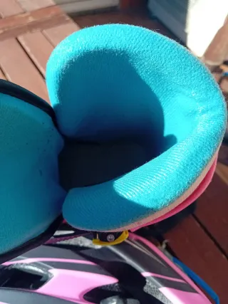 Patines rosas y casco de protección