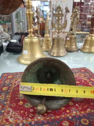 Campana antigua de bronce