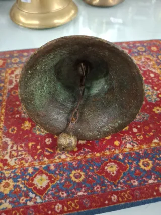 Campana antigua de bronce