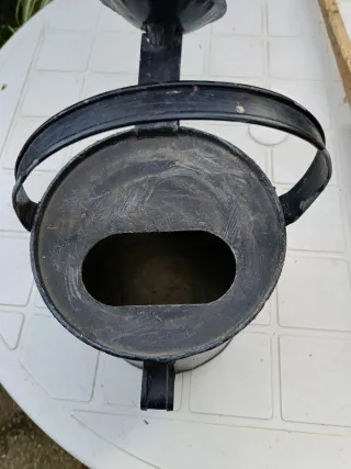 Regadera de metal decorada con flores