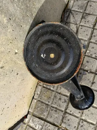 Regadera de metal decorada con flores