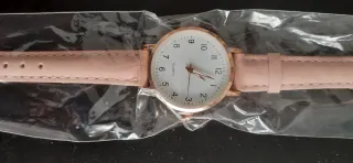 Reloj de pulsera dorado y rosa pastel la correa.
