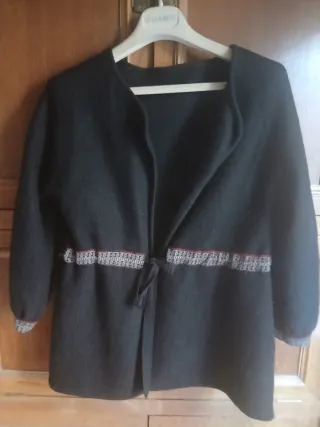 Chaqueta étnica negra con cinturón