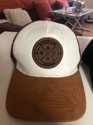 Gorras Marrón y Blanca con Logo