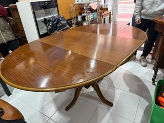 Mesa de comedor redonda de madera