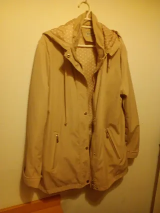 Chubasquero beige con capucha