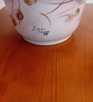 Jarra de porcelana pintada à mão