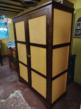 Armario de madera y ratán