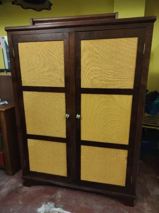 Armario de madera y ratán