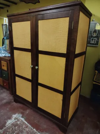 Armario de madera y ratán