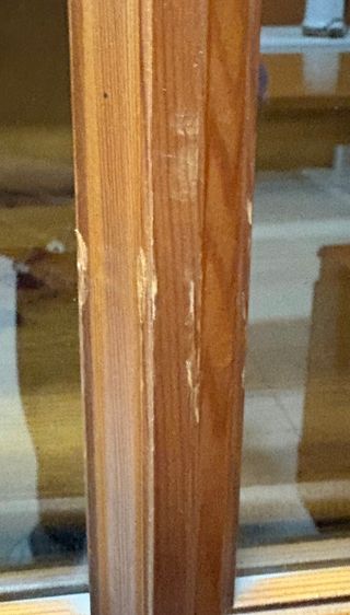 VITRINA DE PINO CON PUERTAS DE CRISTAL