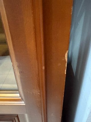 VITRINA DE PINO CON PUERTAS DE CRISTAL