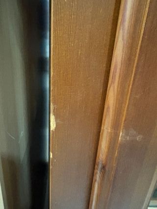 VITRINA DE PINO CON PUERTAS DE CRISTAL