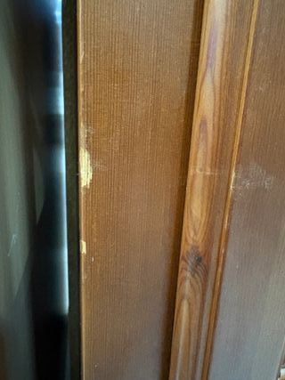VITRINA DE PINO CON PUERTAS DE CRISTAL