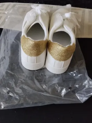 Zapatillas blancas y doradas talla 36