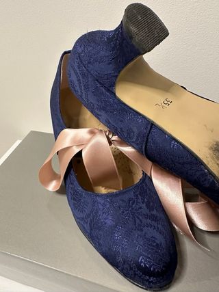 Zapatos fallera azul con lazo rosa