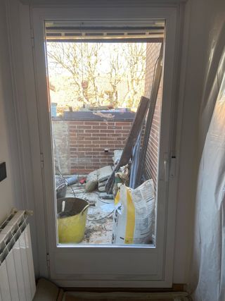 Puerta aluminio blanco