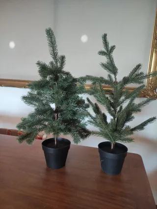Due alberi di Natale artificiali